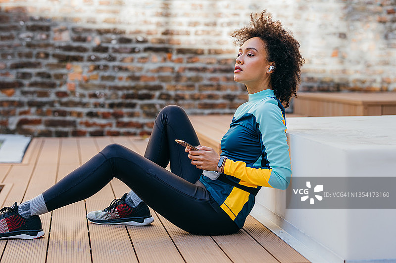 年轻的运动女性正在休息图片素材