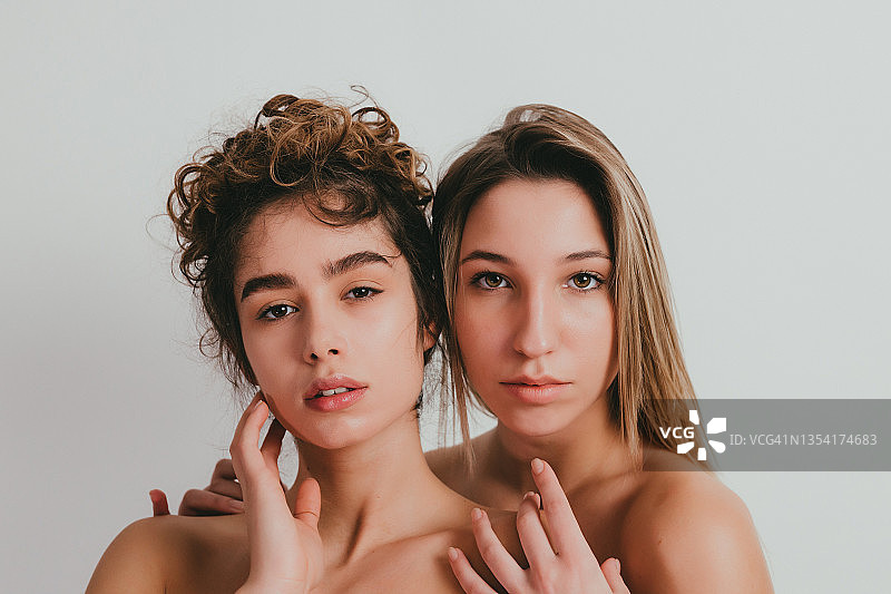 两名拥有清透肌肤的年轻女子未化妆图片素材