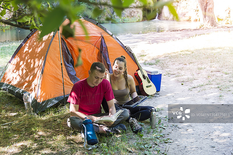相爱的夫妻在山区帐篷里图片素材