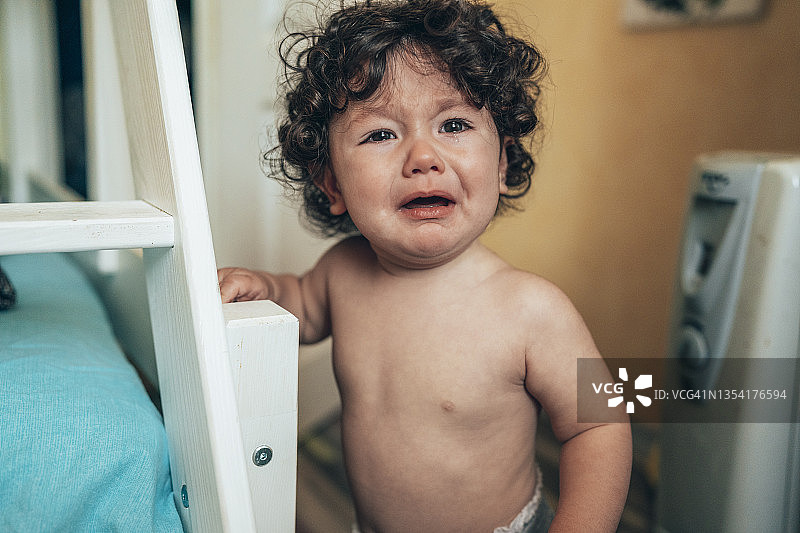 哭泣的小男孩图片素材