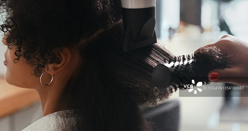 造型师在沙龙为顾客吹头发的照片图片素材