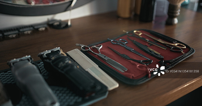 理发店桌上的美发套装静物图片素材