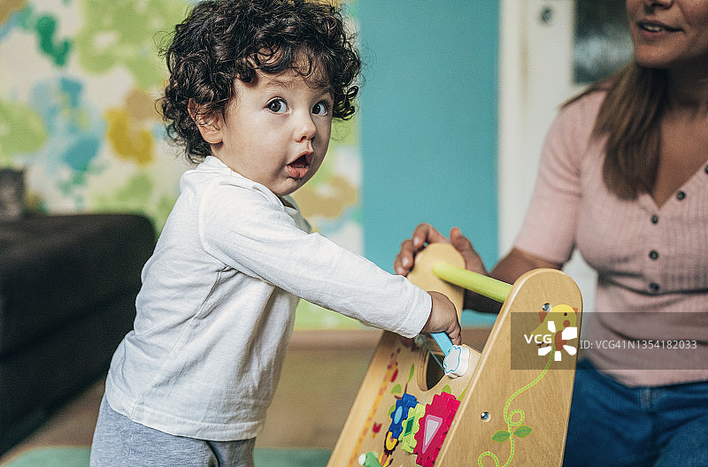 母亲和蹒跚学步的孩子玩耍图片素材