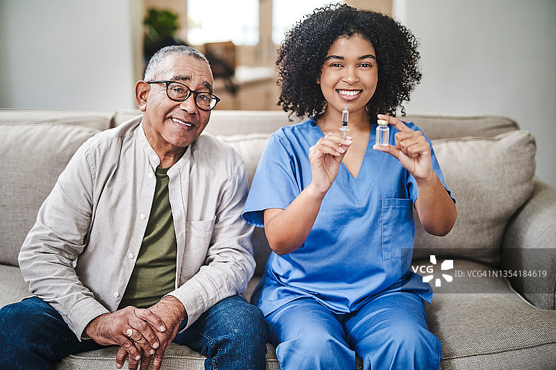 年轻护士为年长患者注射疫苗图片素材
