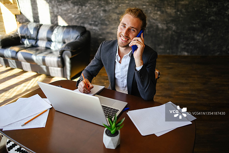 商人打电话图片素材