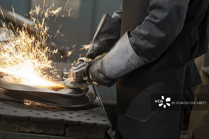 金属工人研磨金属设备图片素材