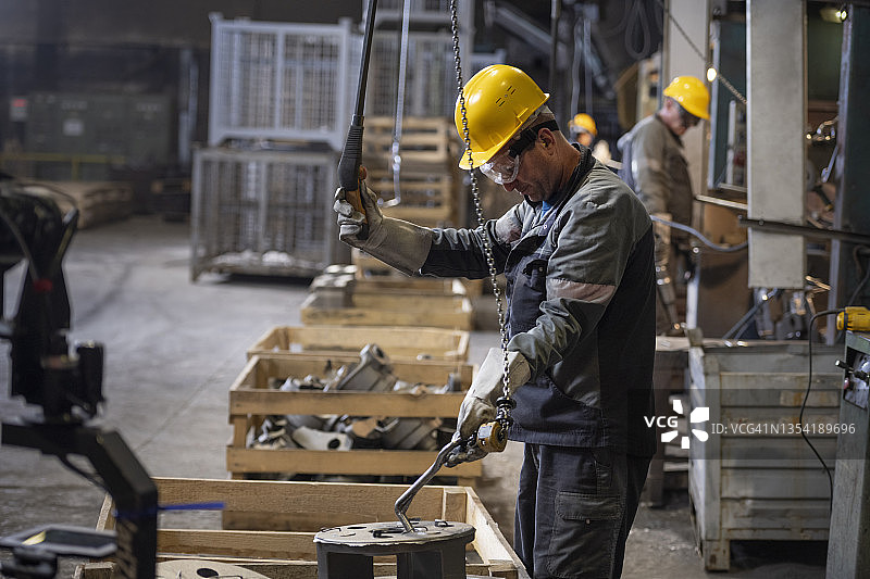 中年金属工手持链钩金属设备图片素材