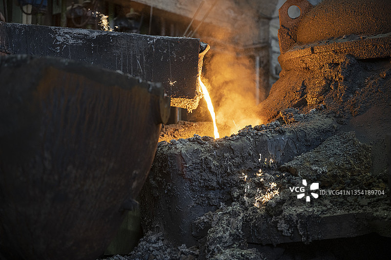 熔融金属倾倒进铸模图片素材