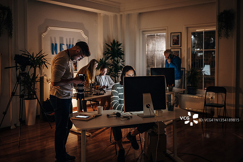 新闻编辑部深夜工作图片素材