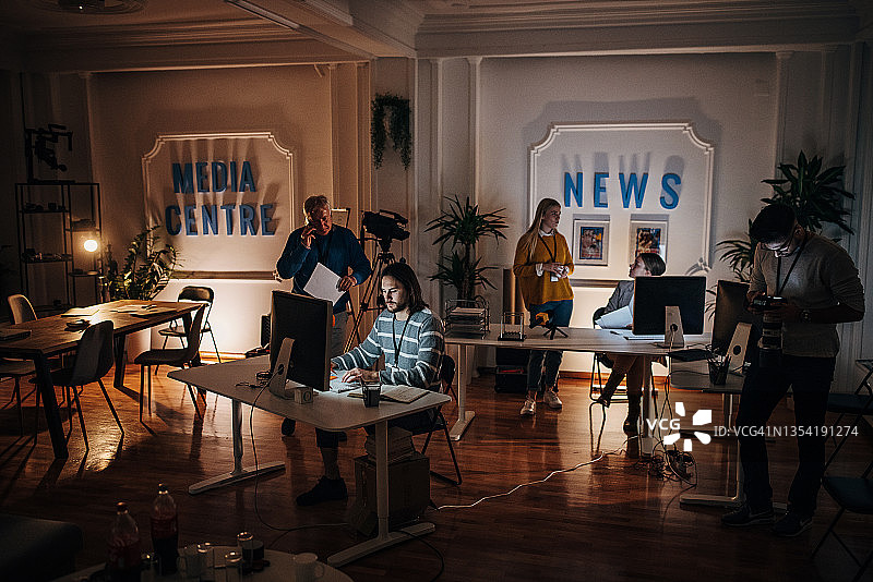 新闻团队深夜工作图片素材