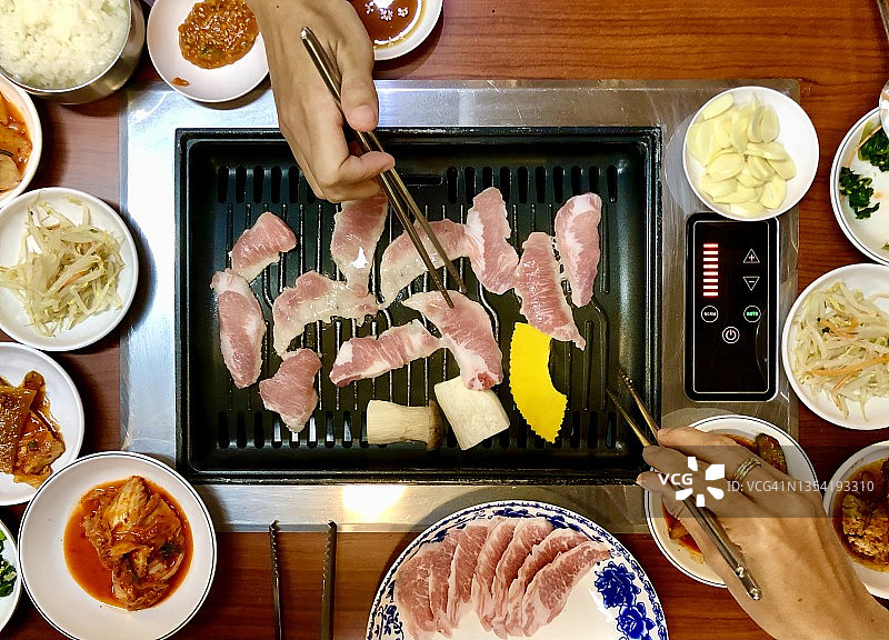 朋友们一起享用韩式烤肉图片素材