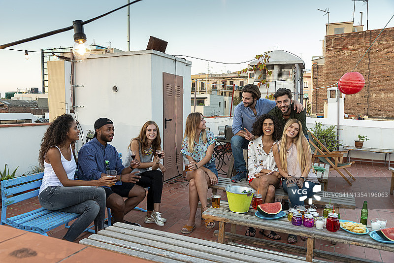 在西班牙巴塞罗那屋顶上庆祝生活和友谊的年轻人图片素材