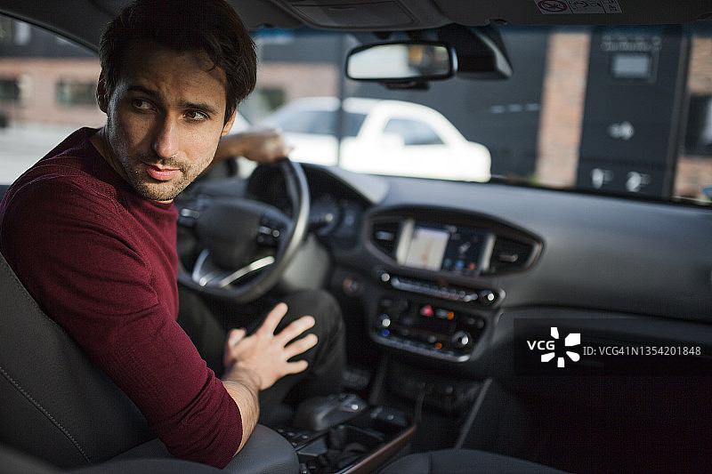 驾驶汽车的年轻男人图片素材