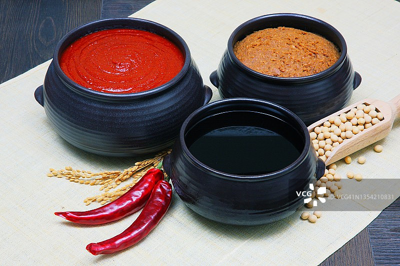 红辣椒酱、酱油、大豆酱图片素材