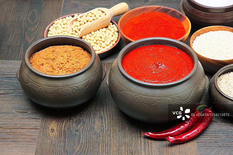 红辣椒酱、酱油、大豆酱图片素材