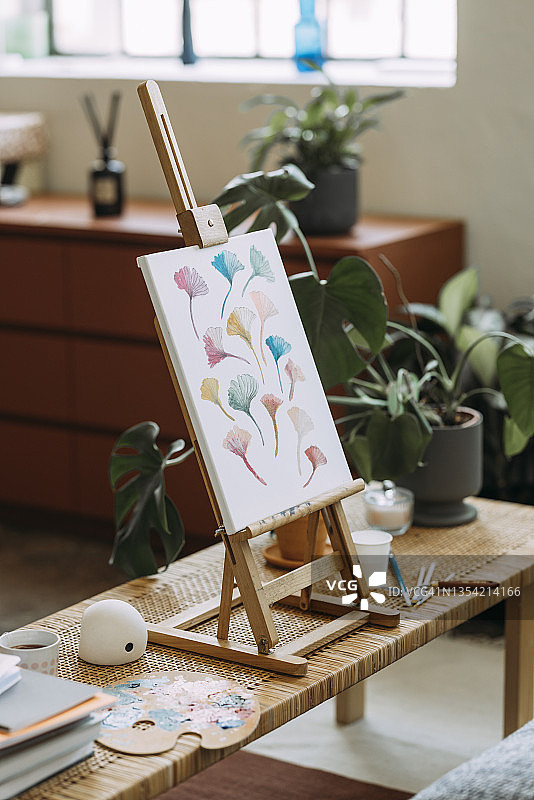 家里的桌子上彩绘图像图片素材