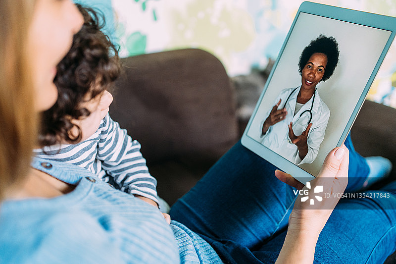 与医生进行视频通话图片素材