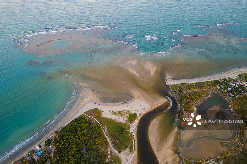 加林哈斯港的河流和大海的鸟瞰图图片素材