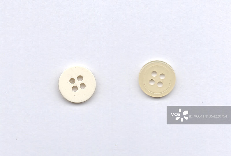 白色圆形四孔缝纫纽扣图片素材