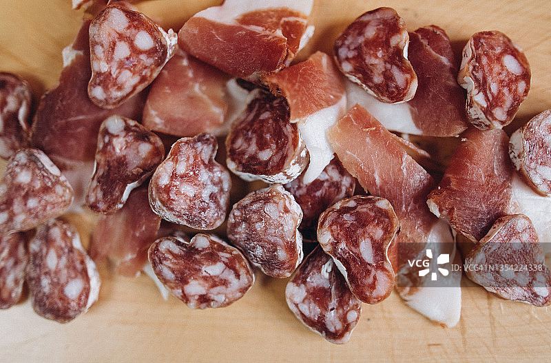 木板上的萨拉米香肠和猪肉片图片素材