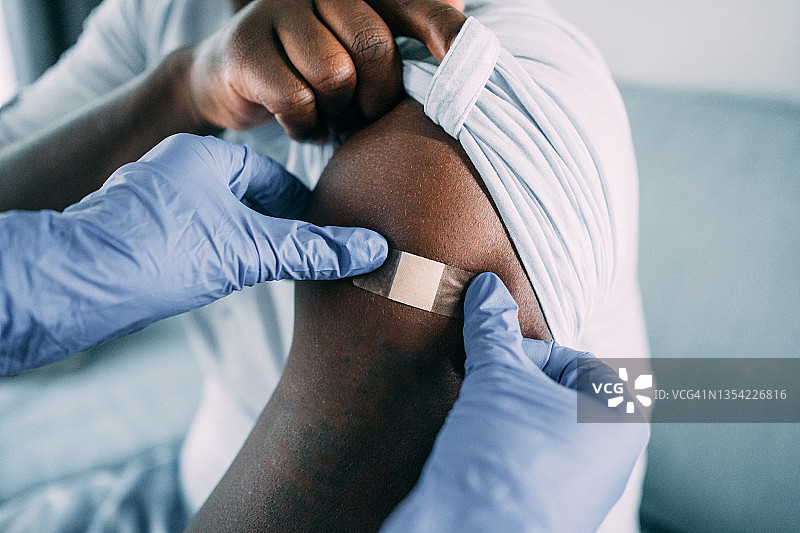 医生在接种新冠疫苗后贴上绷带图片素材