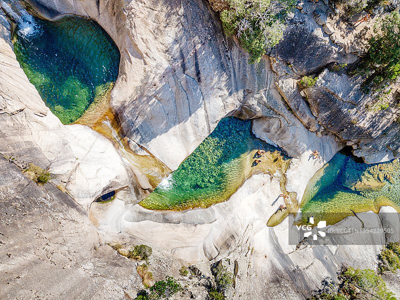 法国科西嘉岛的普卡拉恰瀑布航拍图片素材