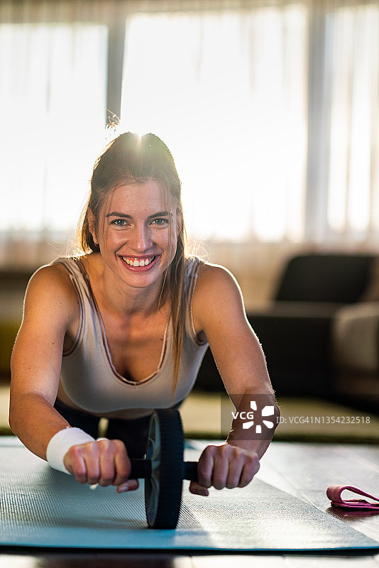 使用健腹轮锻炼的女人图片素材