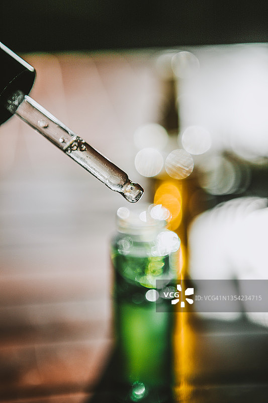 带有光影的精油瓶图片素材