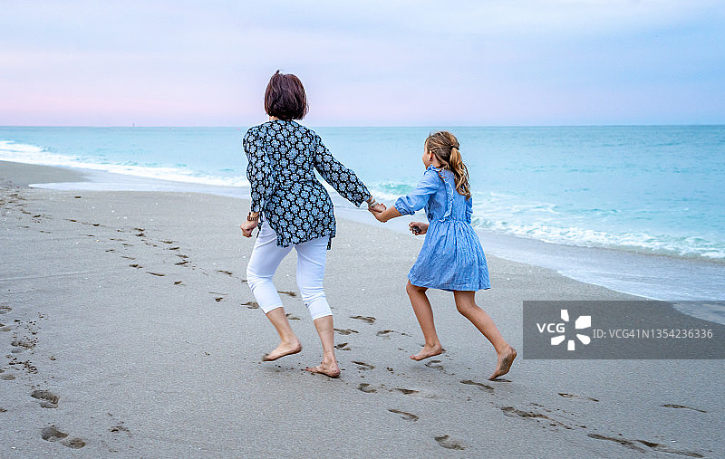 女孩和奶奶在田园海滩上享受彼此的陪伴图片素材