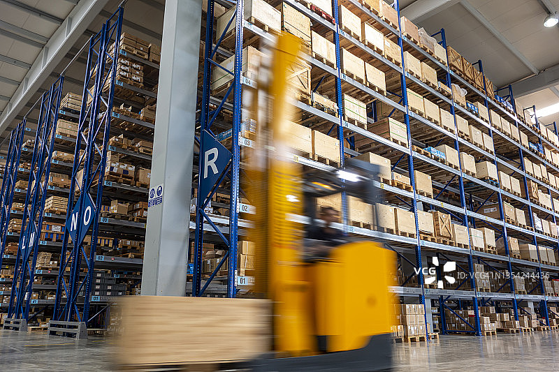 成排的货架图片素材