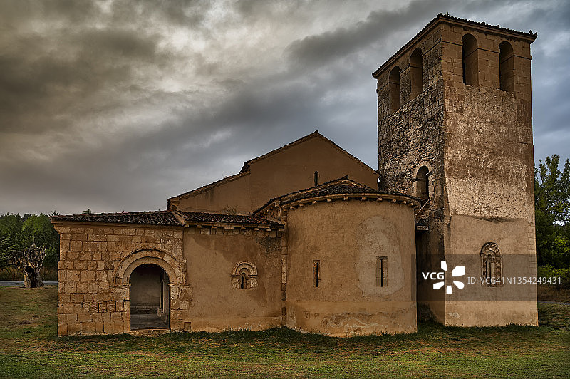 西班牙塞哥维亚，佩德拉萨的拉斯维加斯圣母罗马式教堂图片素材