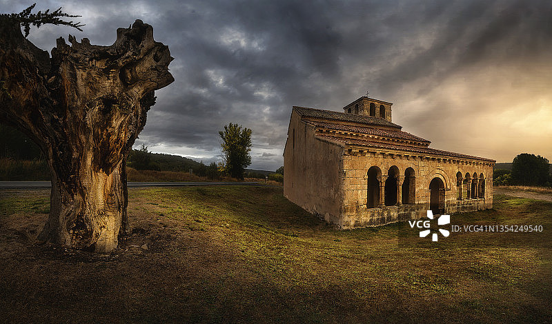 西班牙塞哥维亚，佩德拉萨的拉斯维加斯圣母罗马式教堂图片素材