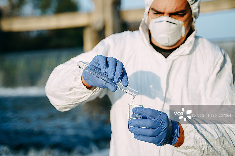 生态专家检测水质，水污染概念图片素材