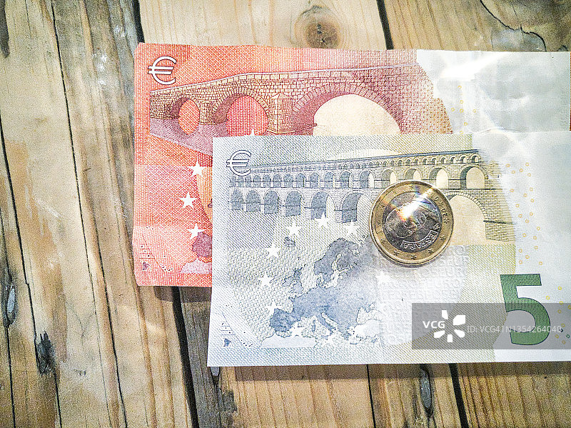 露台上桌子上的货币细节图片素材