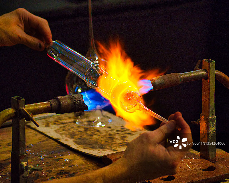 玻璃艺术家的手工制作过程图片素材