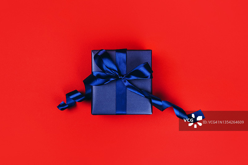 带卷曲丝带和大蝴蝶结的礼品盒图片素材