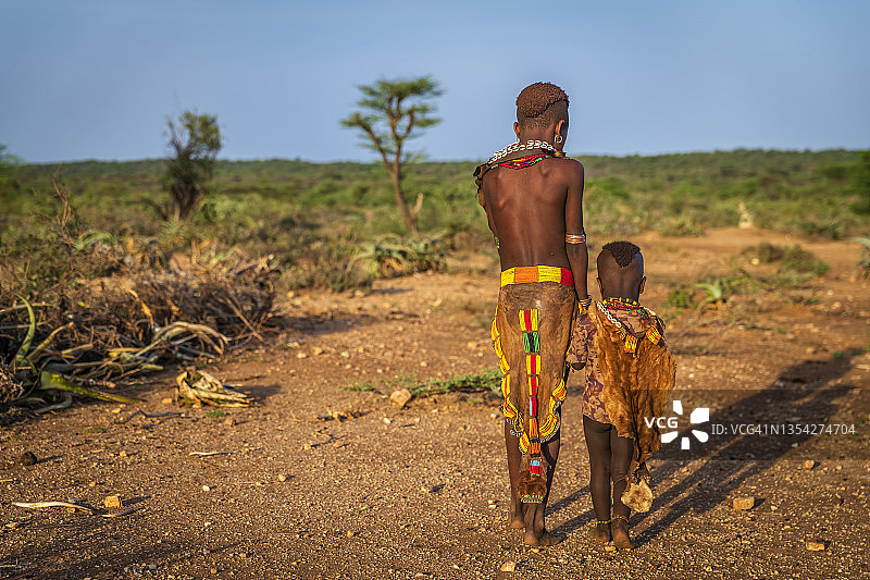 来自哈默部落的小女孩抱着她的妹妹，埃塞俄比亚，非洲图片素材