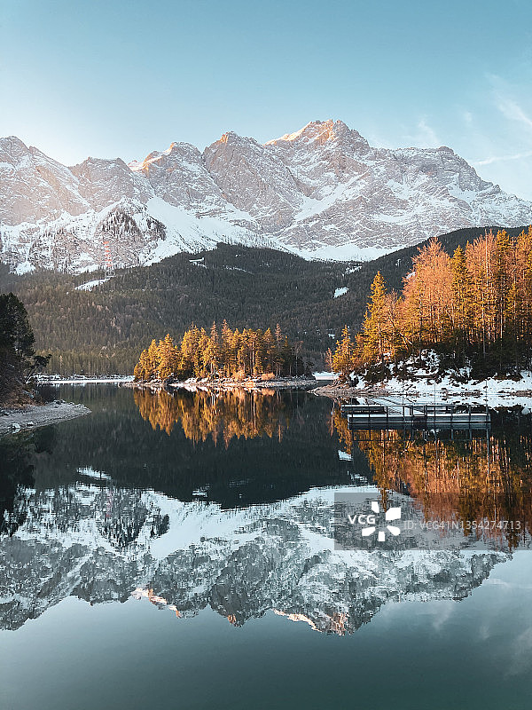 日出时分的艾布湖和楚格峰图片素材