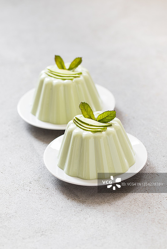 浅色背景盘子上的牛油果意式奶冻图片素材