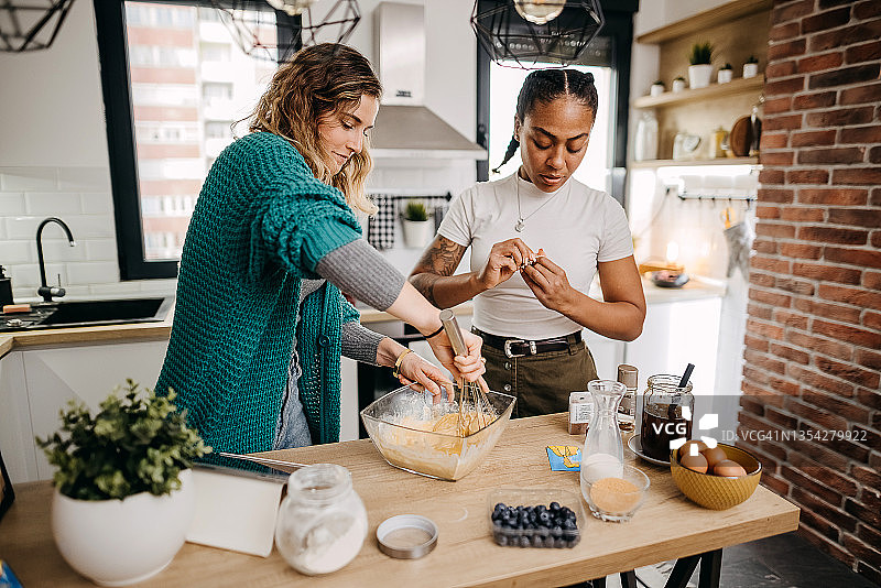 女孩们在厨房一起烹饪图片素材