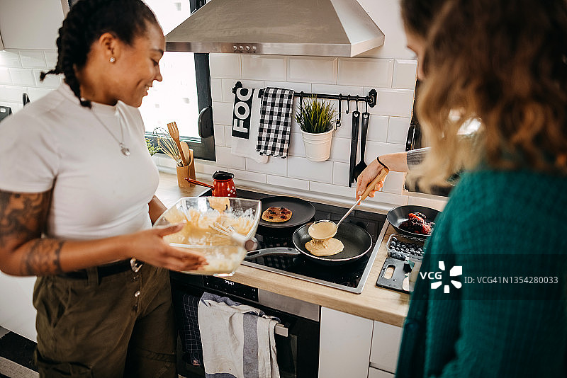 女孩们在厨房一起烹饪图片素材