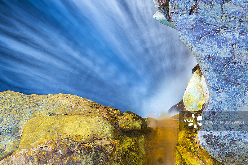 由环境中的矿物质形成的颜色图案，以及一条小溪图片素材