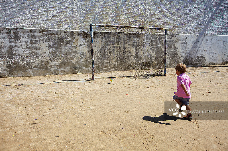 踢足球的幼儿图片素材