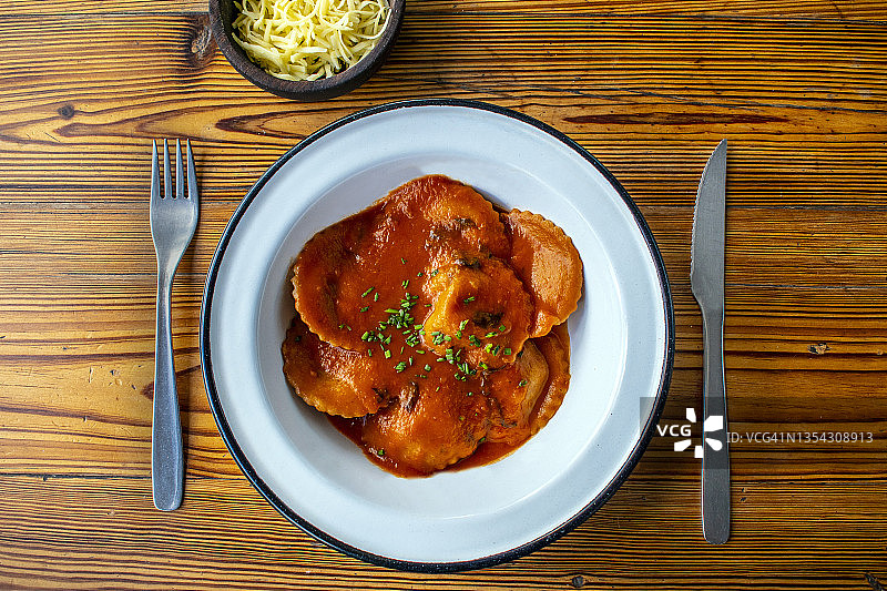 红薯索伦托饺子配番茄酱（素食）图片素材