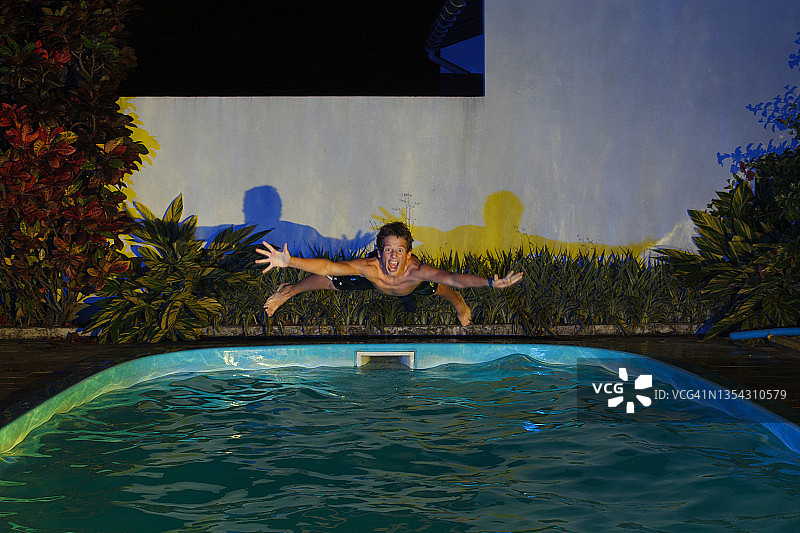 跳入游泳池的青少年图片素材