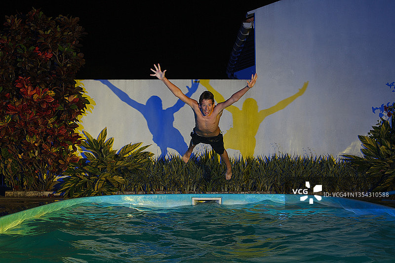 跳入游泳池的青少年图片素材