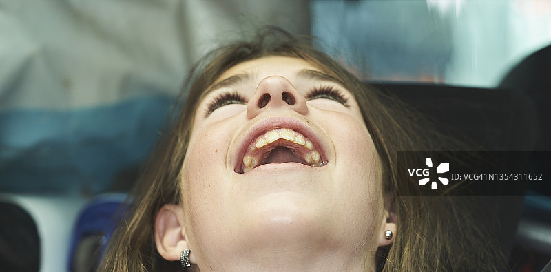 面带微笑、抬头望着的白人少女面部特写图片素材