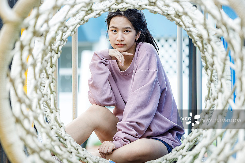 年轻少女的冬季肖像图片素材