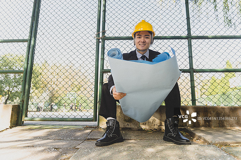 正在看图纸的年轻中国工程师图片素材