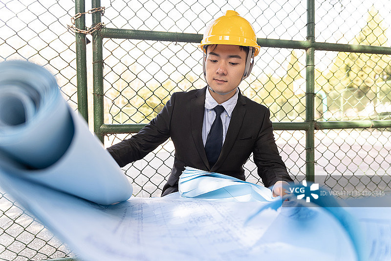 正在看图纸的年轻中国工程师图片素材